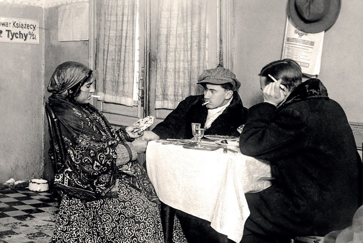 Cyganka wróży klientom w podrzędnej restauracji przy Belwederskiej, 1927