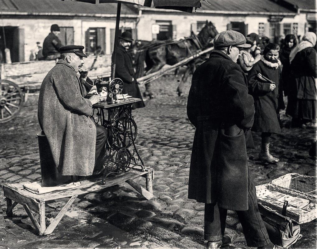Handel na Placu Kercelego, populrnym Kercelaku. Krawiec z maszyną do szycia, 1927