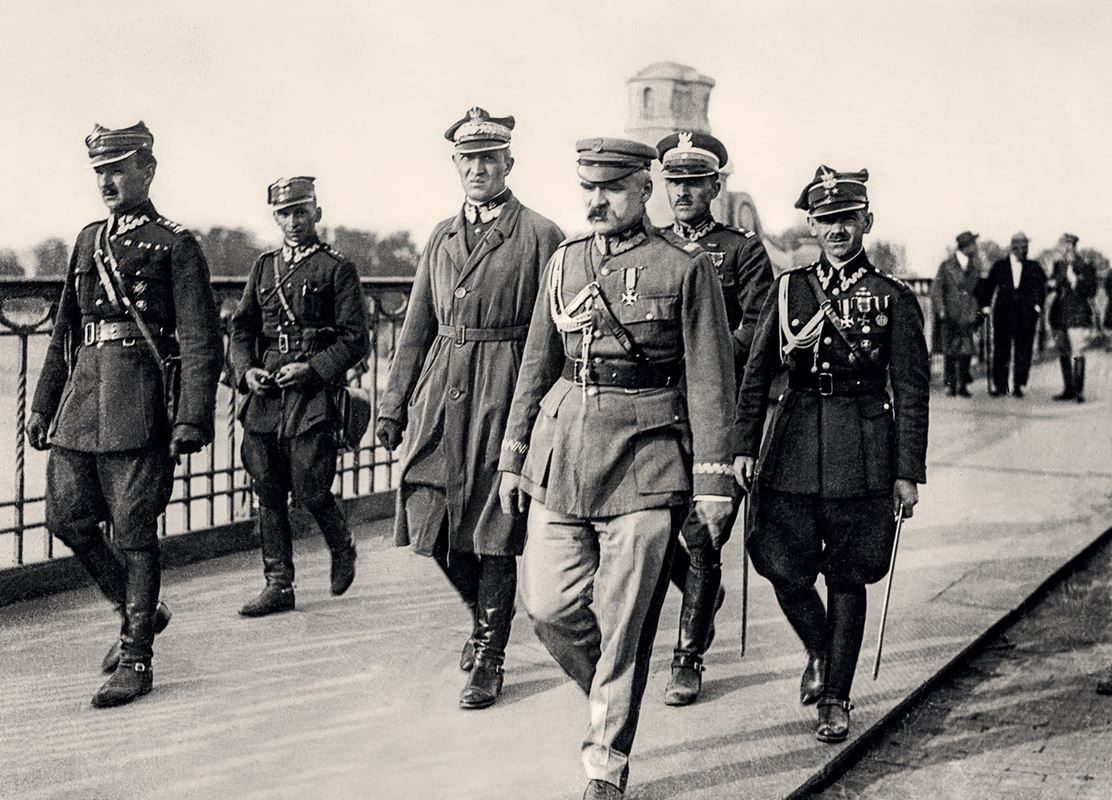 Józef Piłsudski w otoczeniu oficerów udaje się na spotkanie z prezydentem Wojciechowskim, 13.05.1926